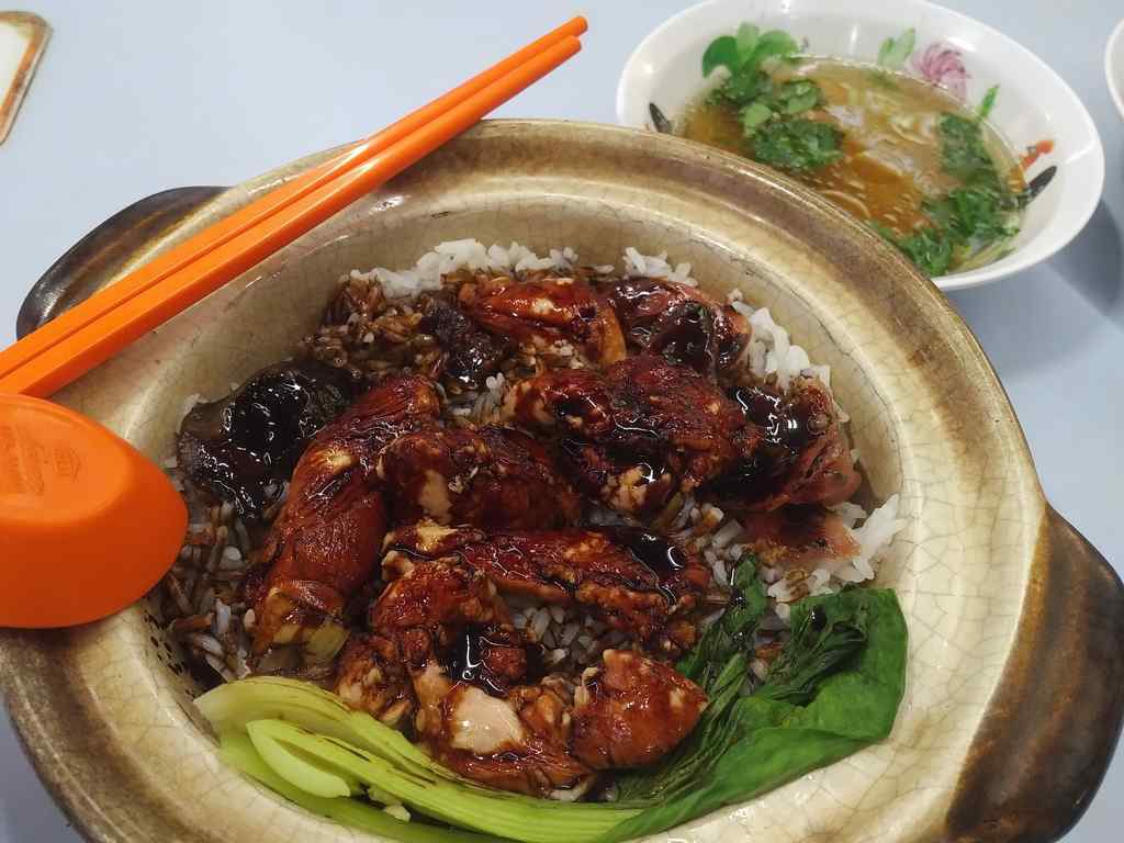 Their trademark and recommended Claypot chicken rice served in a piping hot pot with a soup side.