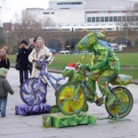 Street performers by the Jubilee gardens