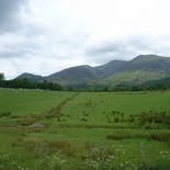 Large grassy plains rule the route towards the mountains