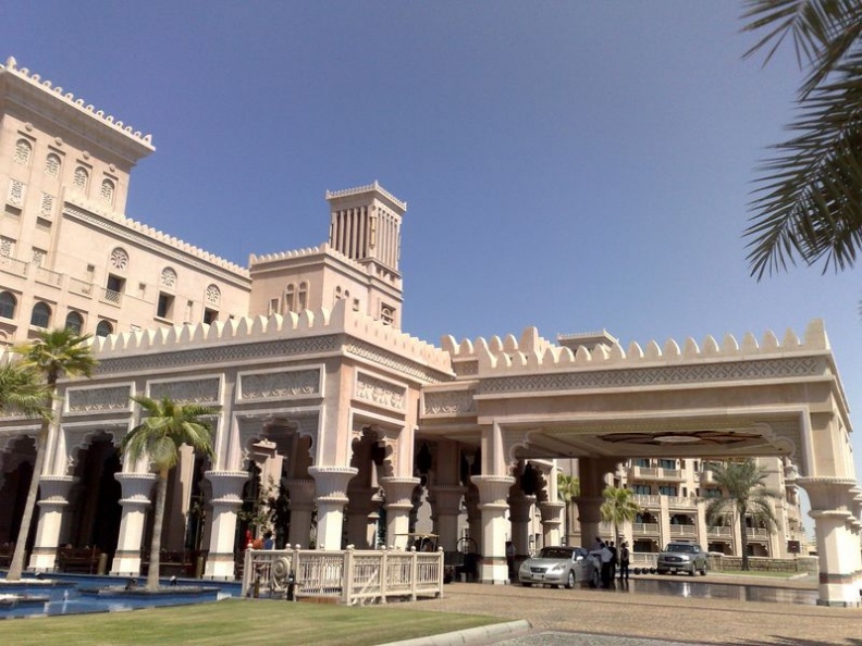 Overview of the palace front facade