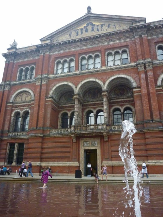 the hallway runs alongside the entrance to the museum courtyard