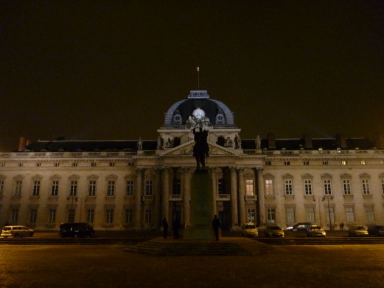 This area is the start/end of the Paris marathon too