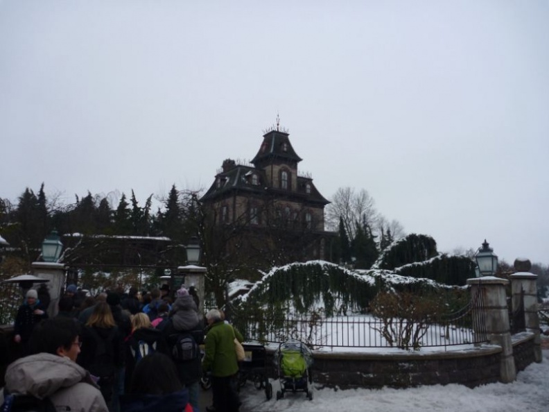 The haunted manor, deck with natural snow