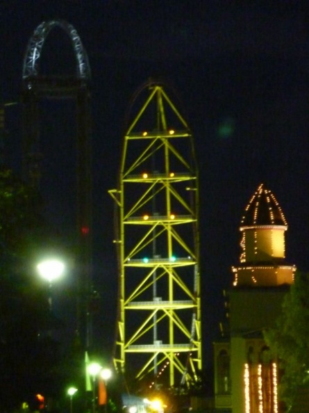 Top thrill Dragster synced traffic lights at night