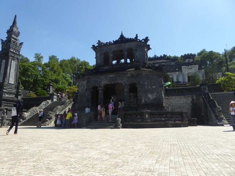 vietnam-khai-dinh-king-tomb-007.jpg