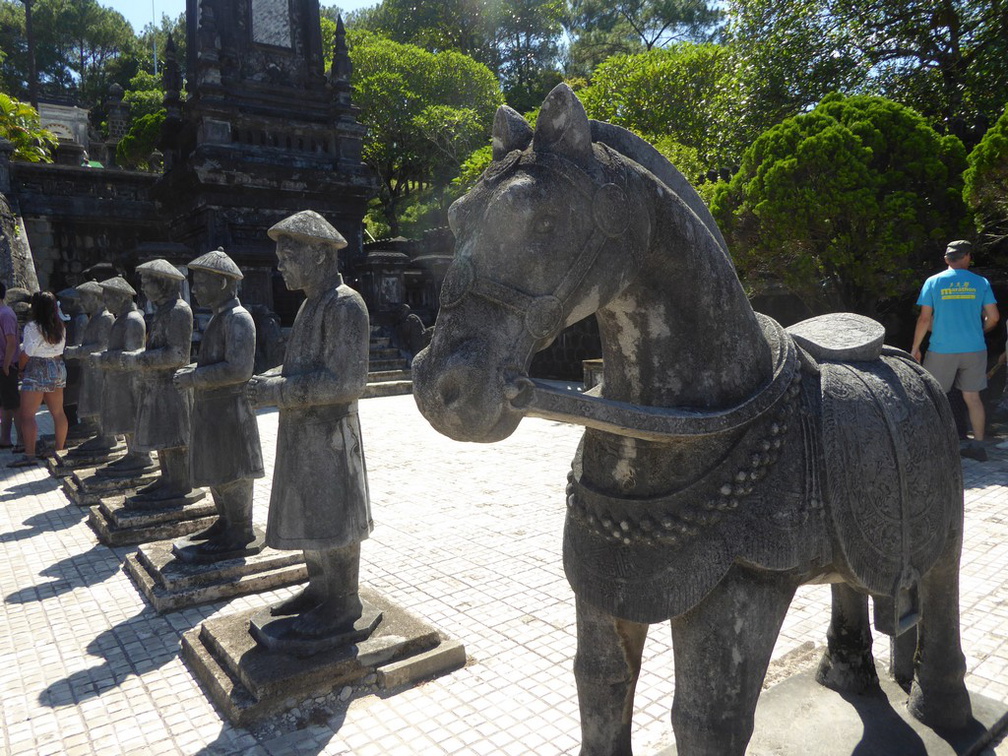 vietnam-khai-dinh-king-tomb-009