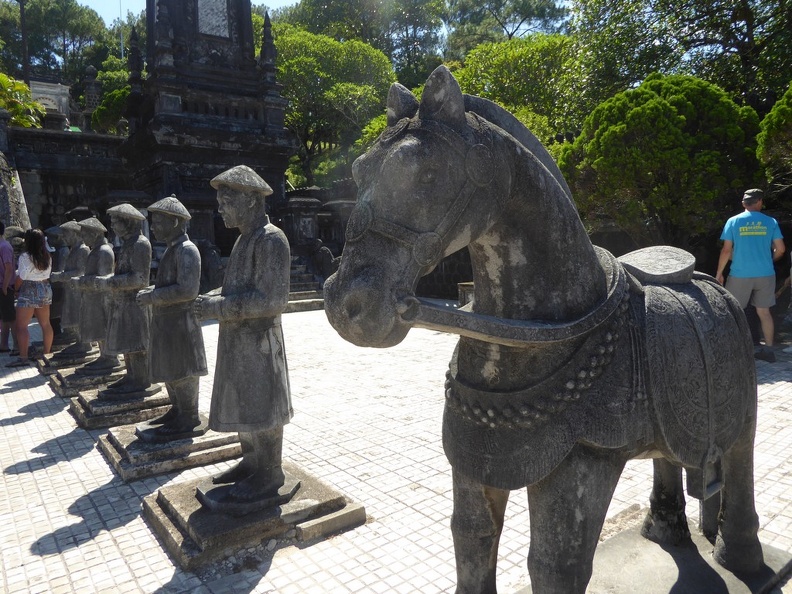 vietnam-khai-dinh-king-tomb-009.jpg