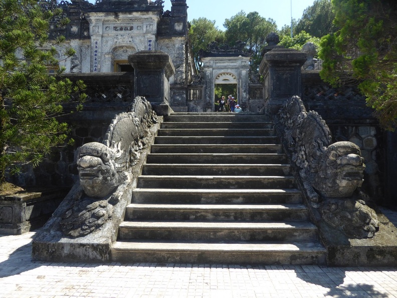 vietnam-khai-dinh-king-tomb-024.jpg