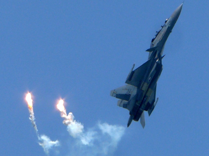 air-show-aerial-su30-flares.jpg