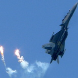 air-show-aerial-su30-flares