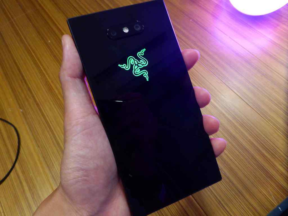 razer-phone-2-sg-02