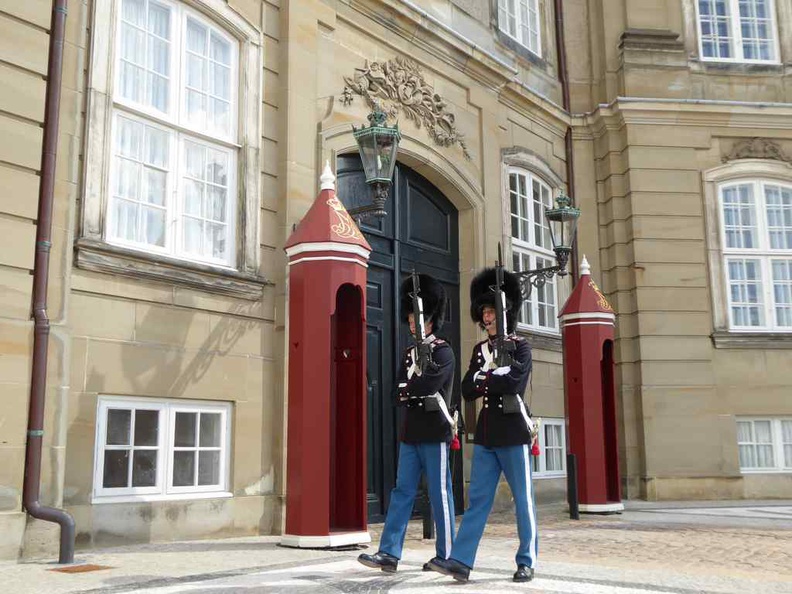copenhagen-denmark-amalienborg-palace-guards-001.jpg