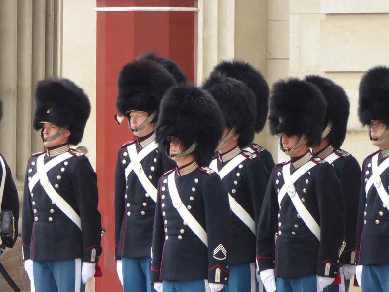 copenhagen-denmark-amalienborg-palace-guards-002