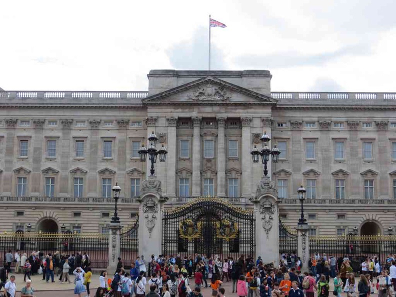 buckingham-palace-front-02.jpg