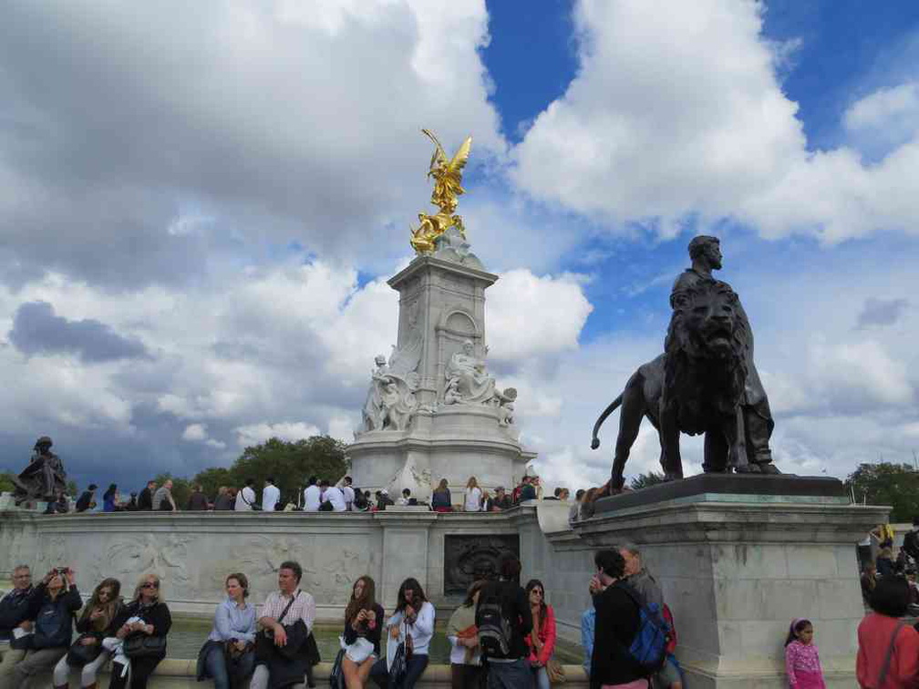 buckingham-palace-front-03