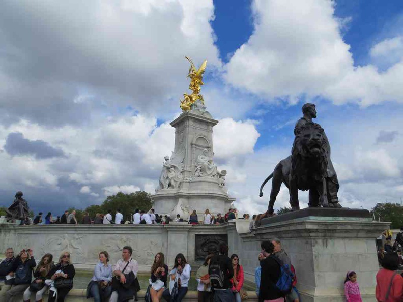 buckingham-palace-front-03.jpg