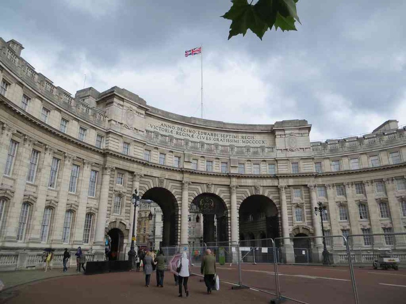 buckingham-palace-front-01.jpg