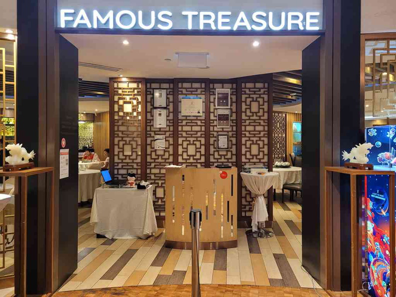 famous-treasure-restaurant-capitol-15.jpg