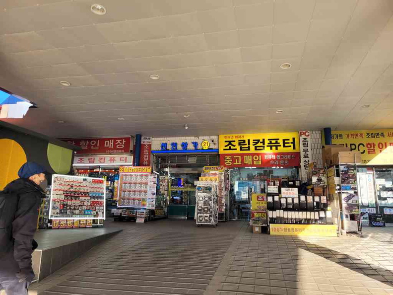 yongshan-seoul-electronics-market-08.jpg
