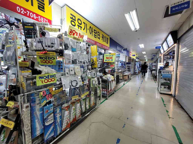 yongshan-seoul-electronics-market-21.jpg