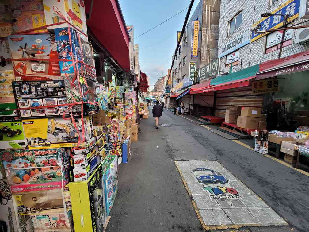 seoul-city-dongdaemun-toy-street-24