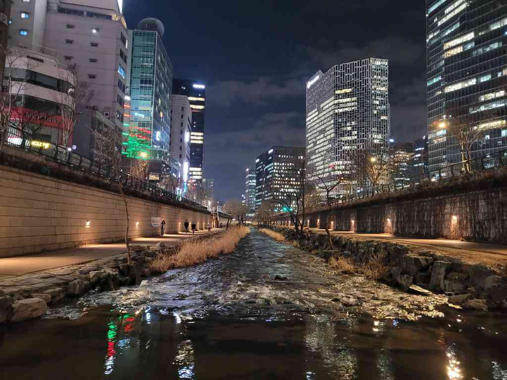 seoul-city-cheonggyecheon-stream-18