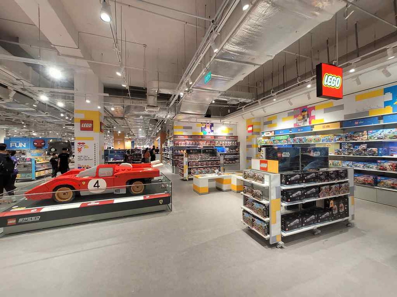 toys-r-us-vivocity-flagship-store-11