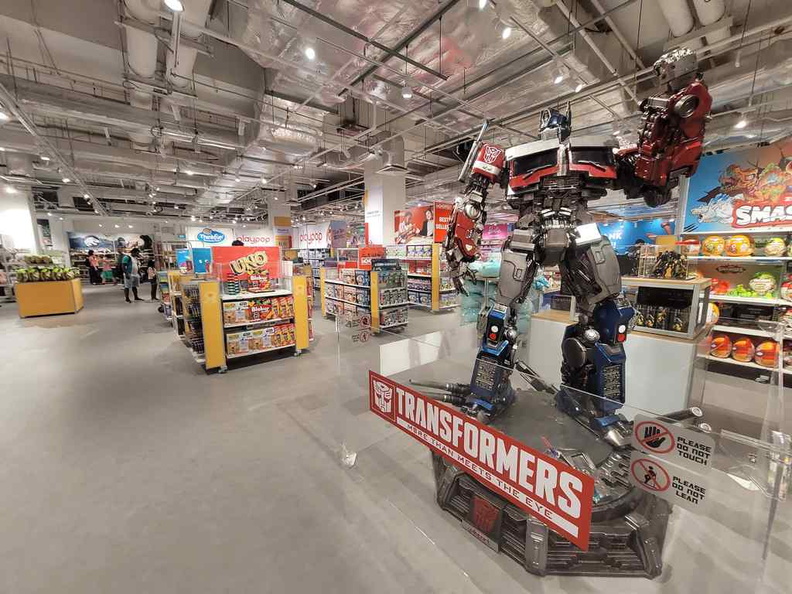 toys-r-us-vivocity-flagship-store-14