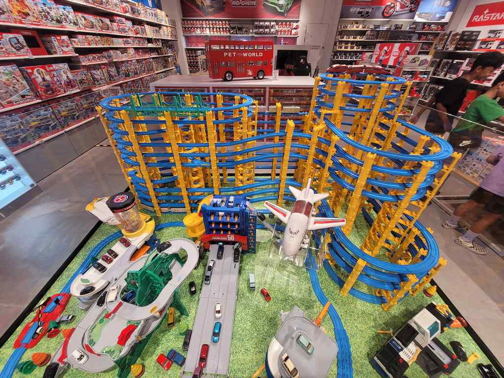 toys-r-us-vivocity-flagship-store-23
