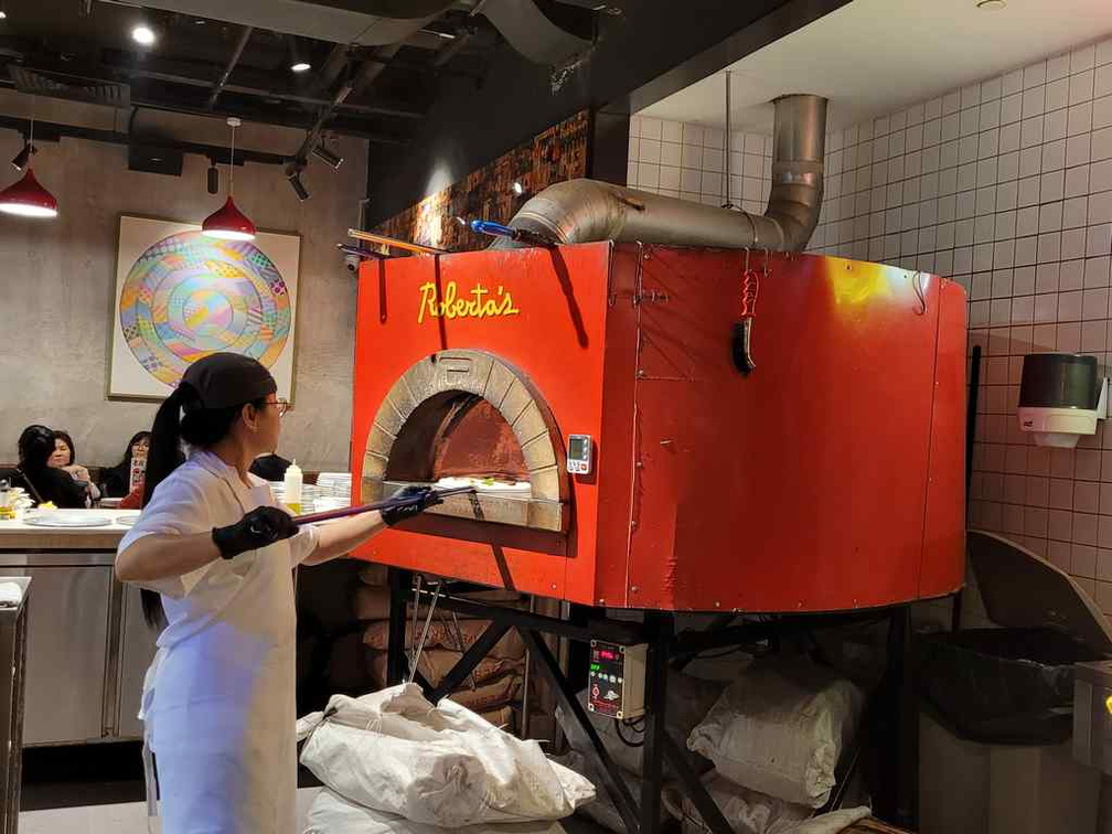 robertas-pizza-marina-bay-sands-03