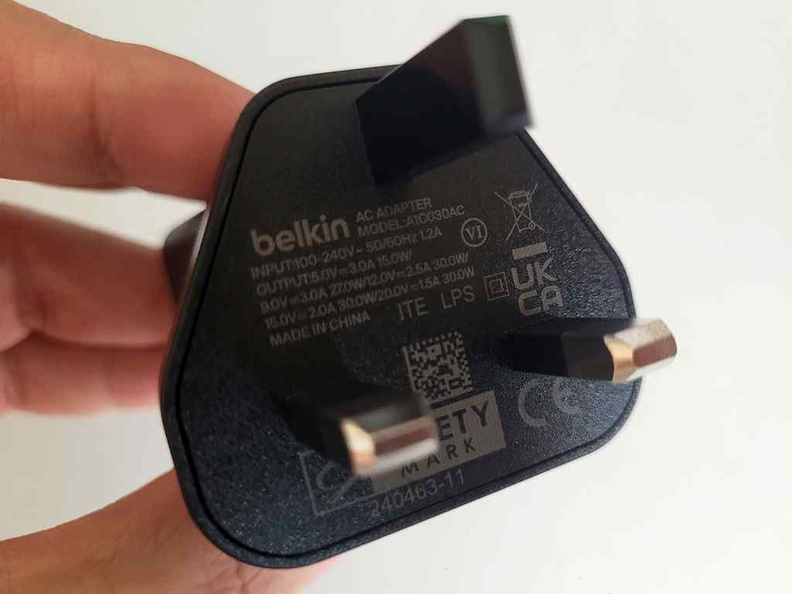 belkin-boostcharge-2-in-1-travel-pad-12