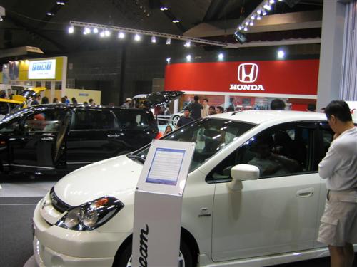 dad checking out the honda stream