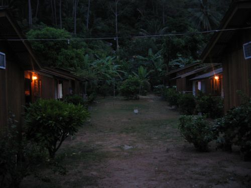 asleep @ 10pm with an early dive tomorrow morning, it very comforting cool to sleep here at night despite the aircon's generator