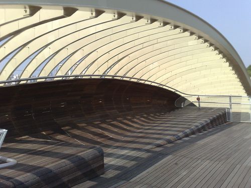 some of the few resting spots on the bridge, thou you can only enjoy the view at the handrails