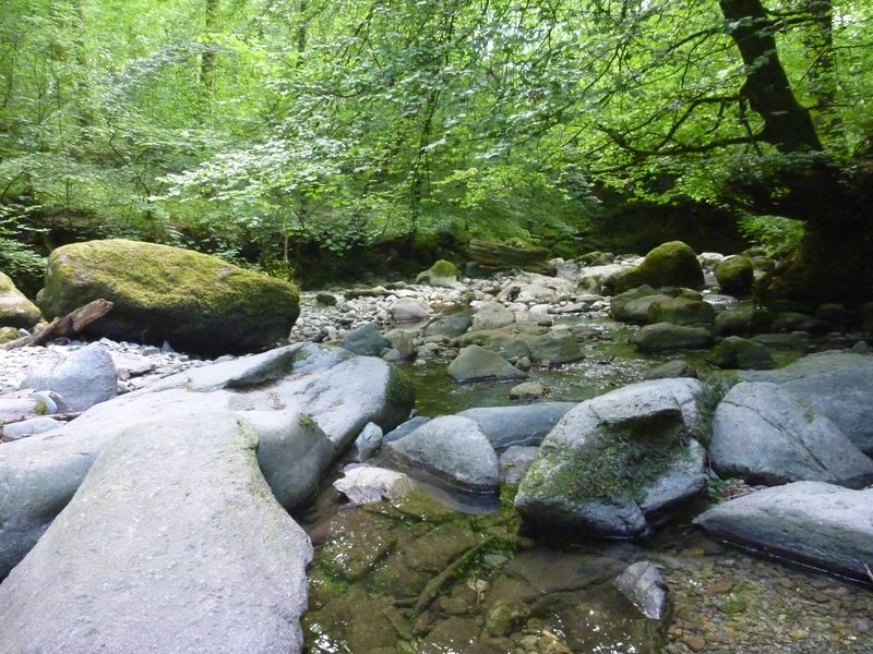 Erosion is rather light here, given the size of the stones insitu