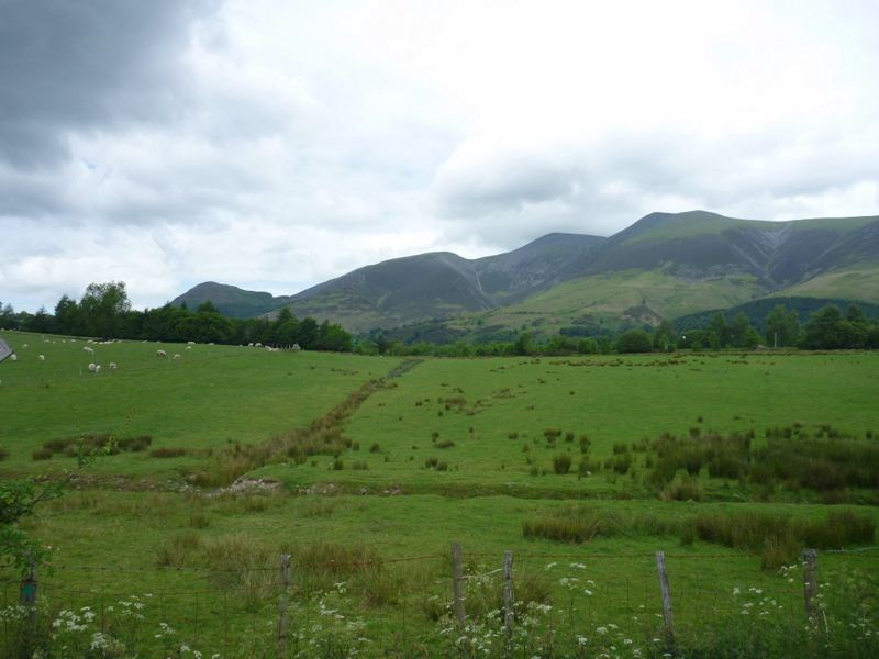 Large grassy plains rule the route towards the mountains