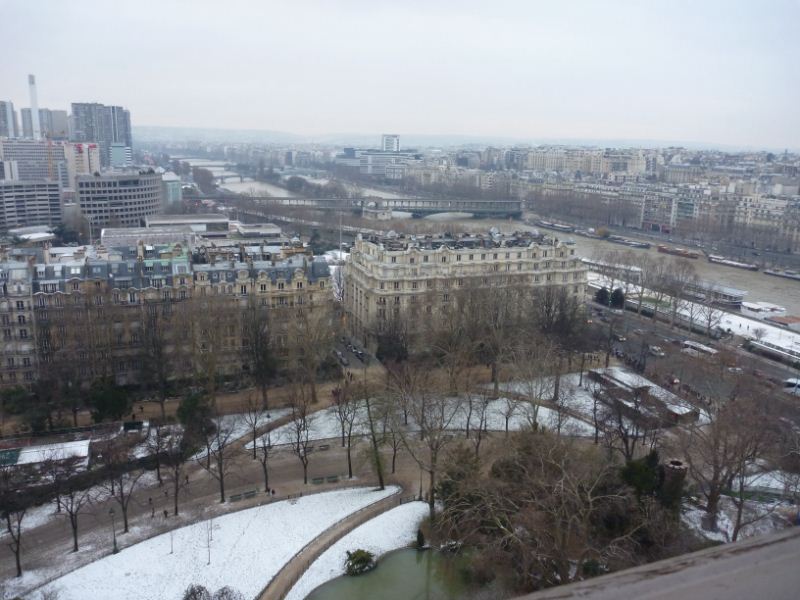 The Pont du Bir Hakeim Bridge in the distance