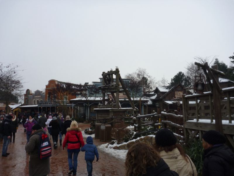 Frontierland do look nice with a touch of snow