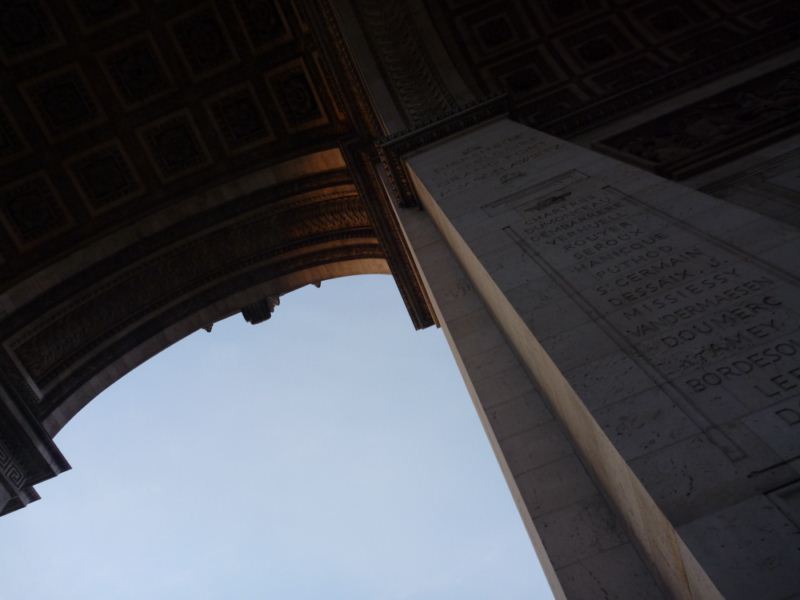 It stands in the centre of the Place Charles de Gaulle