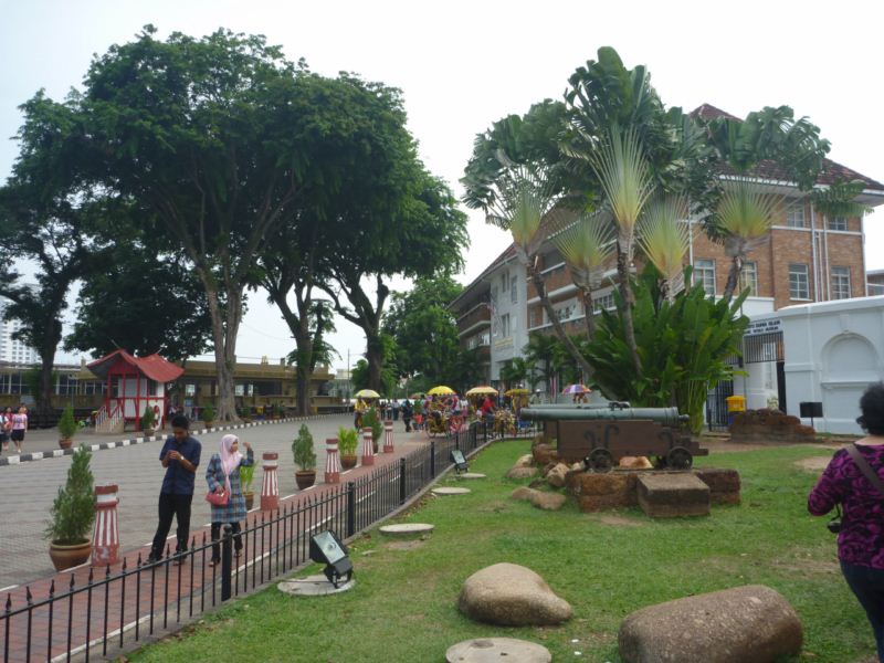 Cannons along Jalan Kota