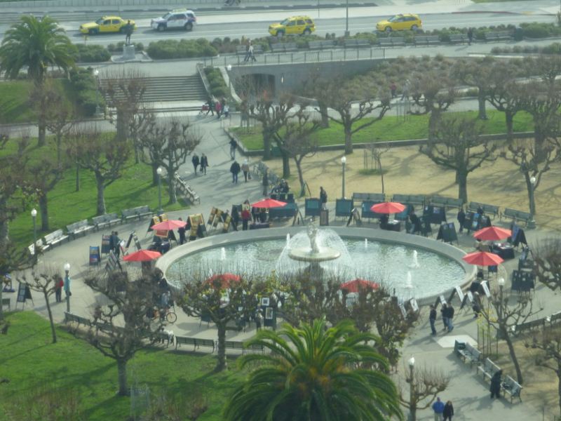 The whole fountain area from the top!