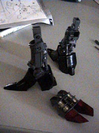 Plastic kit modeling leg assembly