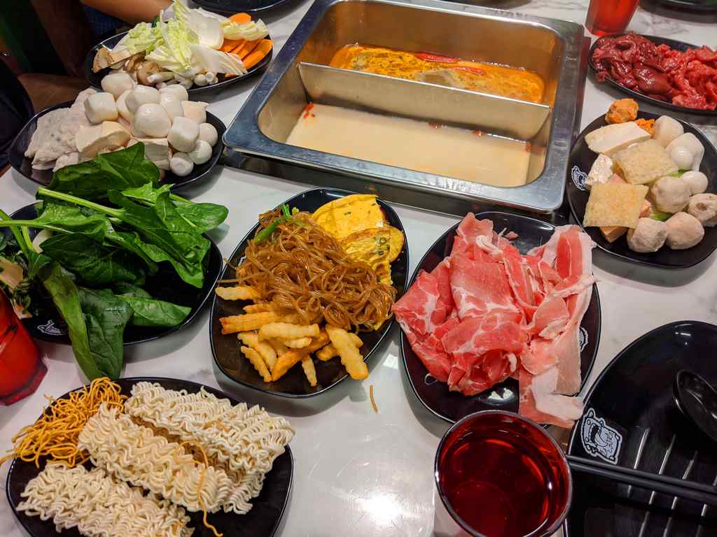 Goro Goro Korean BBQ Centerpoint buffet and cooked food options.