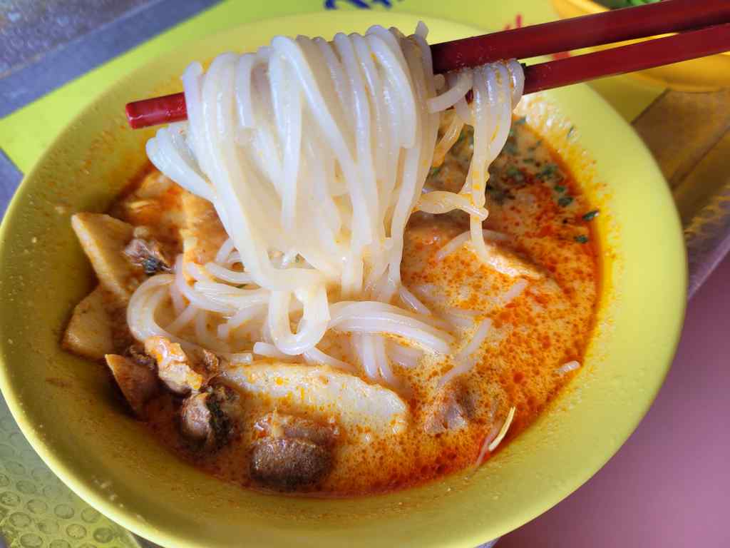 Their laska is best paired with thick bee hoon. The gravy is tasty without being too watery