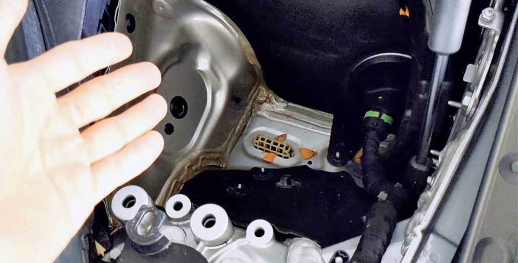 BMW 3-Series 5 tips Quirky engine compartment space