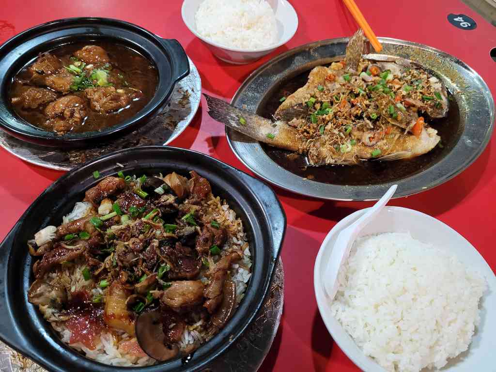 Happy snacks claypot rice other menu items does offer a rather hearty meal offering, especially when mixing and matching for dinner