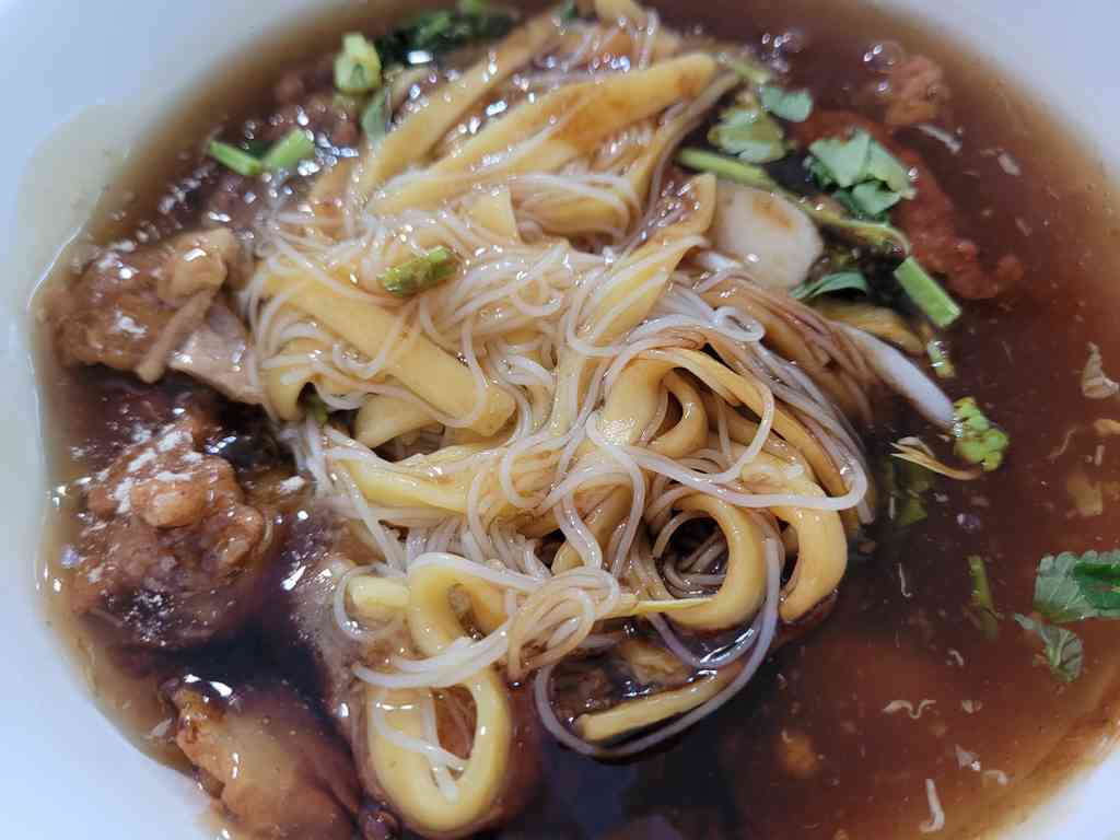 Soon Heng Lor Mee Lor is flavorful without being too saltish. Though the lack of staple ingredients such as eggs is a let down