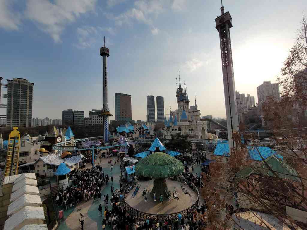 Lotte world theme park right in the heart of Seoul's Gangnam district