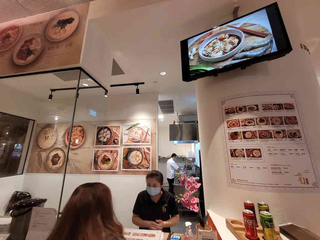 The store front of 800 Bowls Ramen at the Capitol