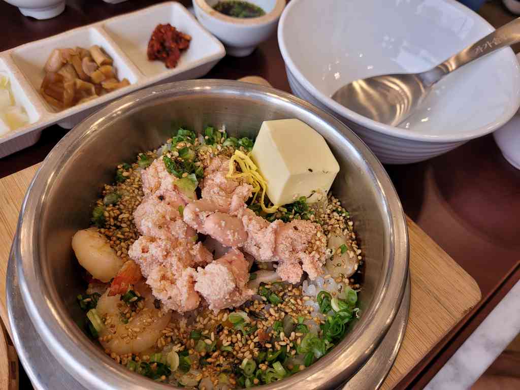 Gagasotbab premium hot pot rice, one of the interesting hearty meals you can try in Seoul
